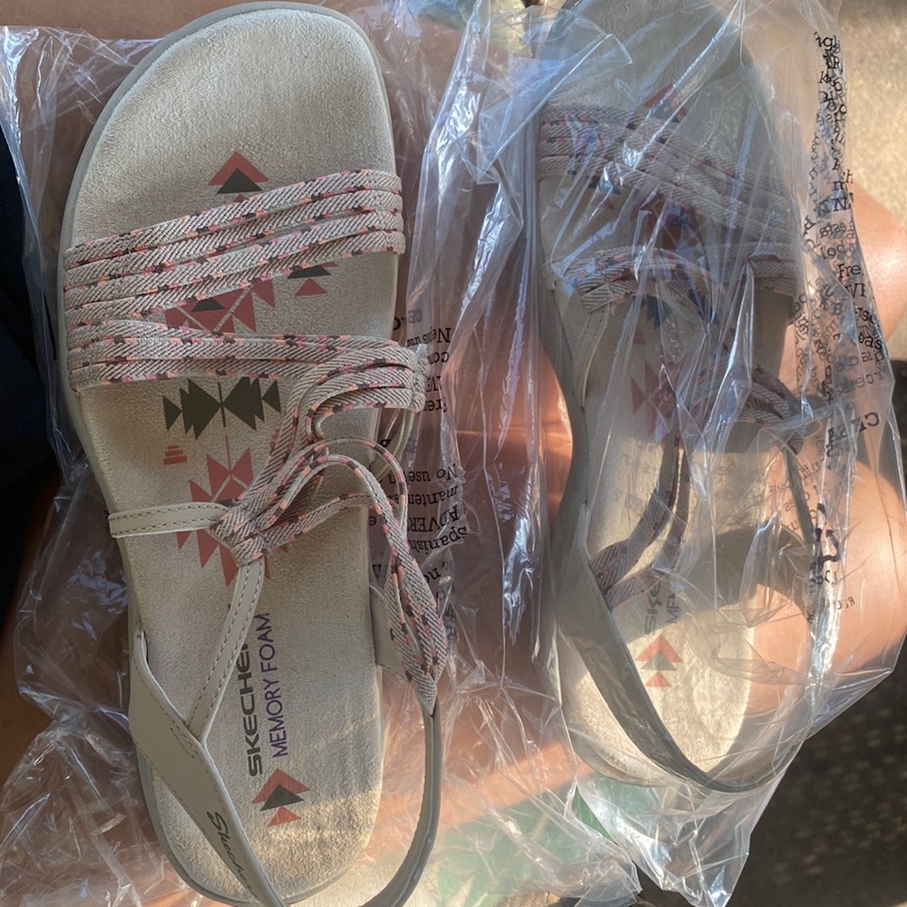 Sketchers tan:cream sandals